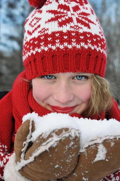 Menina loira bonita. Padrão decorativo de Natal tradicional de malha no estilo escandinavo — Fotografia de Stock